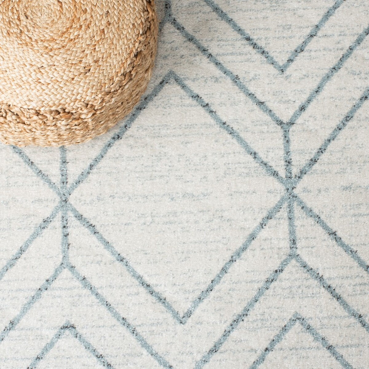 Stylish Adirondack Area Rug: Durable Blend of Polypropylene, Jute & Polyester