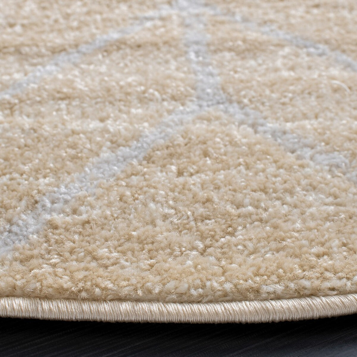 Stylish Adirondack Area Rug: Durable Blend of Polypropylene, Jute & Polyester
