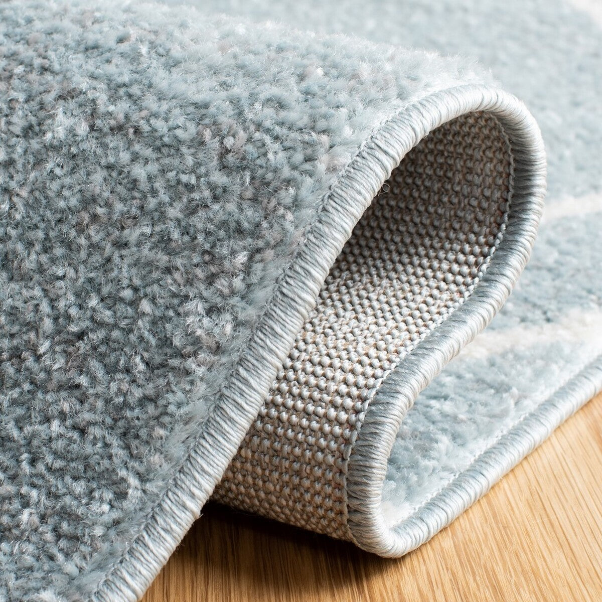 Stylish Adirondack Area Rug: Durable Blend of Polypropylene, Jute & Polyester