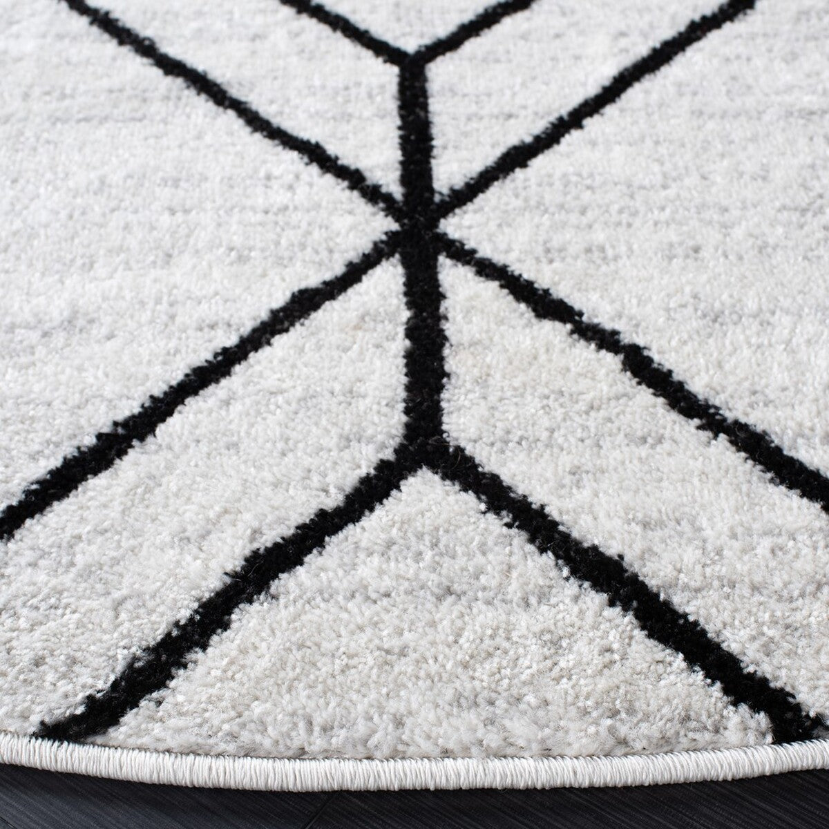 Stylish Adirondack Area Rug: Durable Blend of Polypropylene, Jute & Polyester