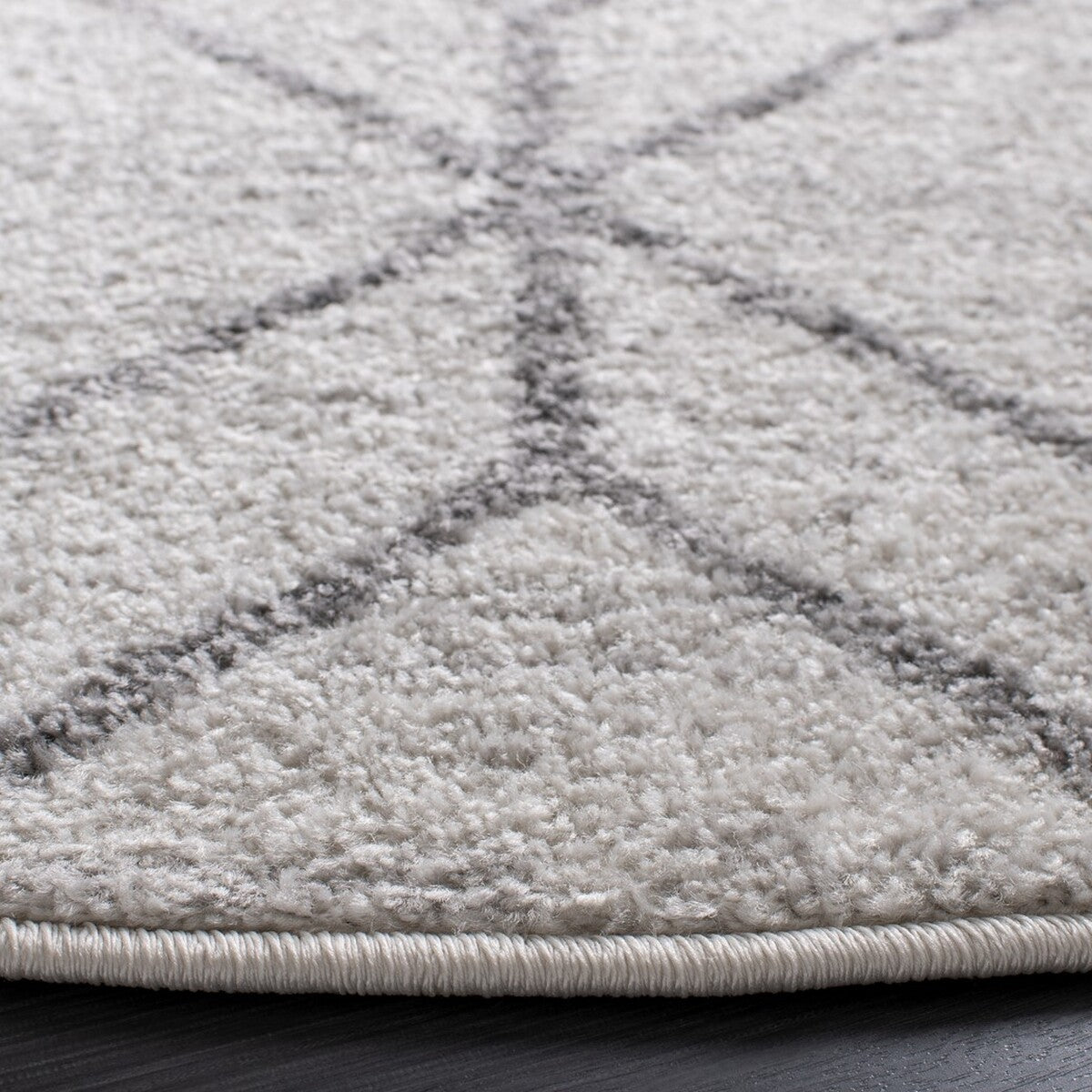 Stylish Adirondack Area Rug: Durable Blend of Polypropylene, Jute & Polyester