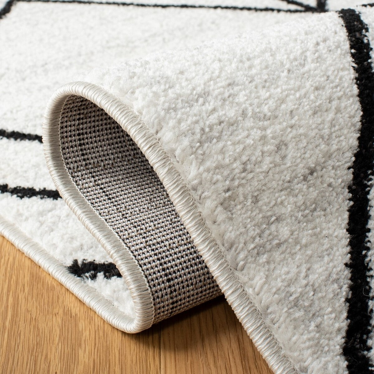 Stylish Adirondack Area Rug: Durable Blend of Polypropylene, Jute & Polyester