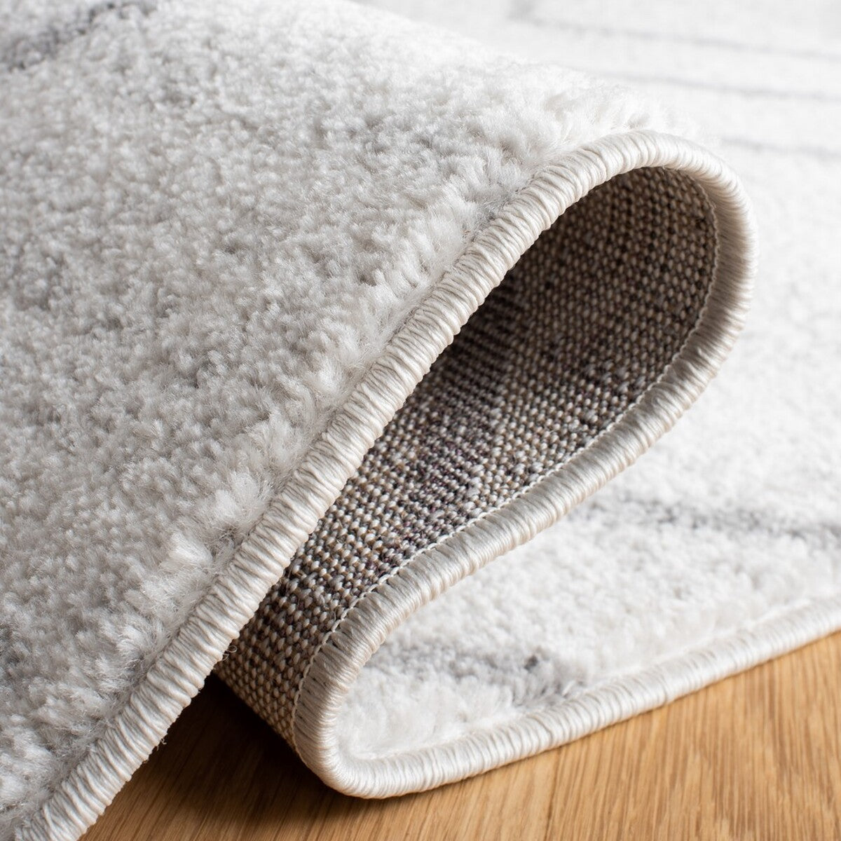 Stylish Adirondack Area Rug: Durable Blend of Polypropylene, Jute & Polyester
