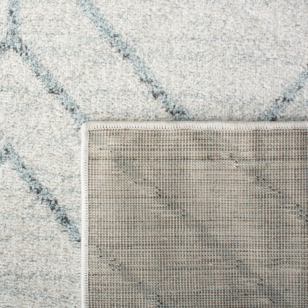 Stylish Adirondack Area Rug: Durable Blend of Polypropylene, Jute & Polyester