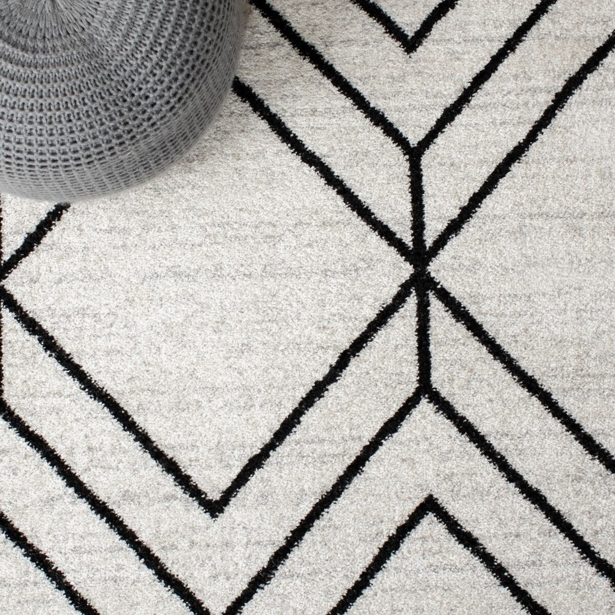 Stylish Adirondack Area Rug: Durable Blend of Polypropylene, Jute & Polyester