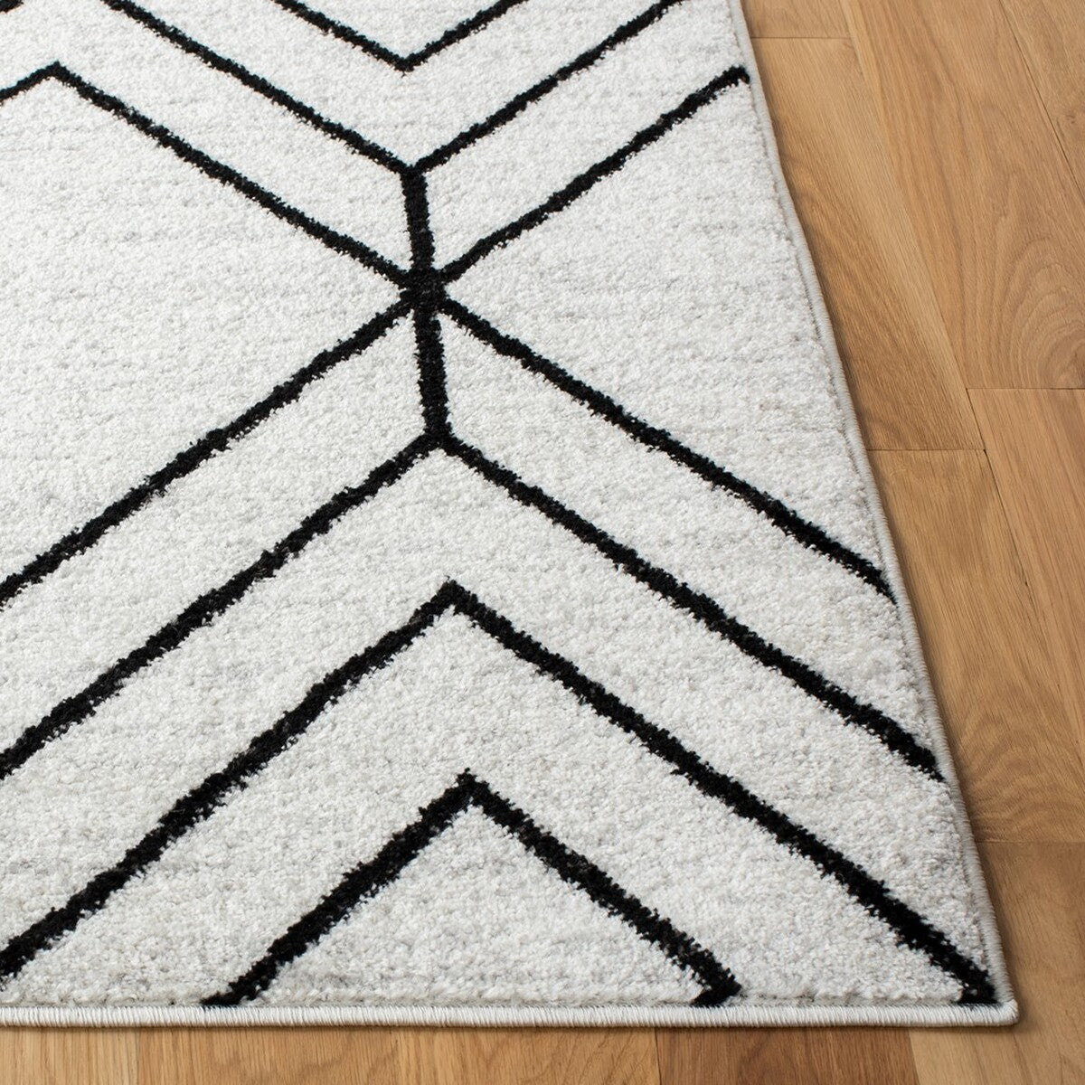 Stylish Adirondack Area Rug: Durable Blend of Polypropylene, Jute & Polyester