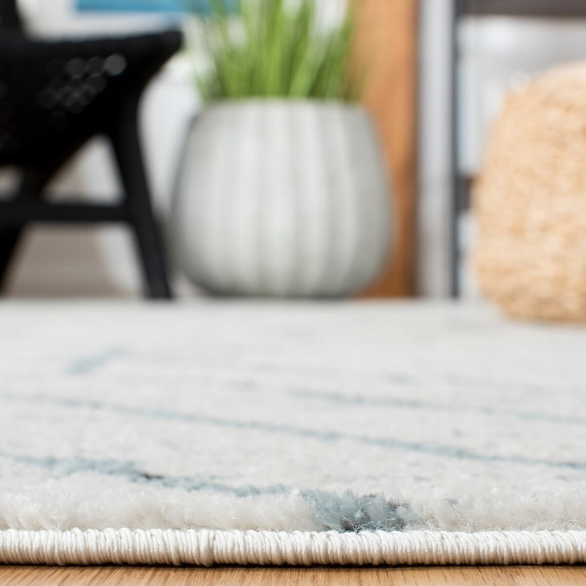 Stylish Adirondack Area Rug: Durable Blend of Polypropylene, Jute & Polyester