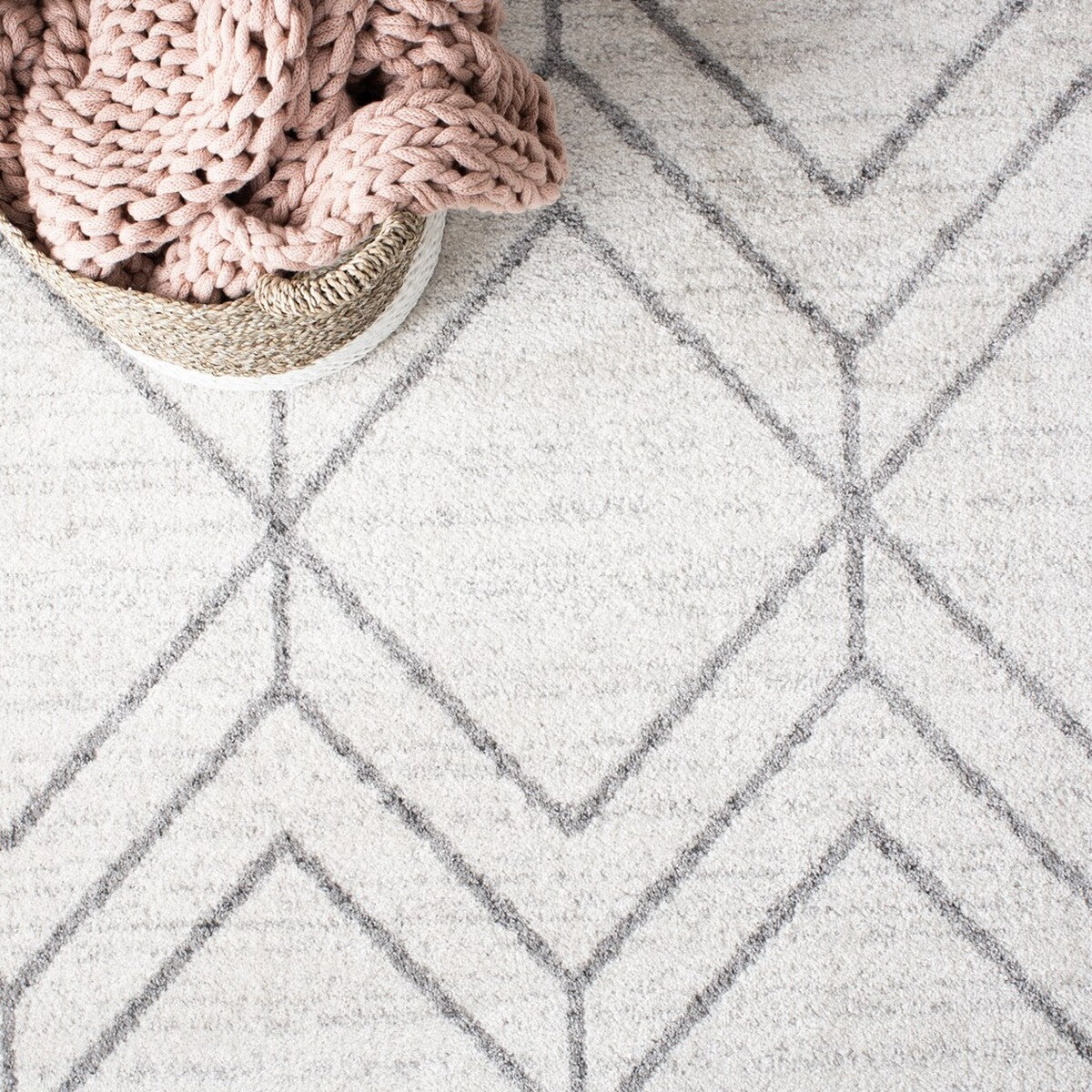 Stylish Adirondack Area Rug: Durable Blend of Polypropylene, Jute & Polyester