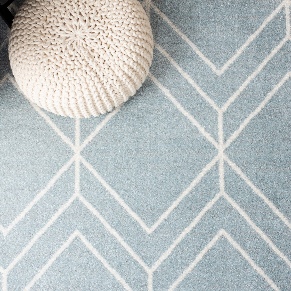 Stylish Adirondack Area Rug: Durable Blend of Polypropylene, Jute & Polyester