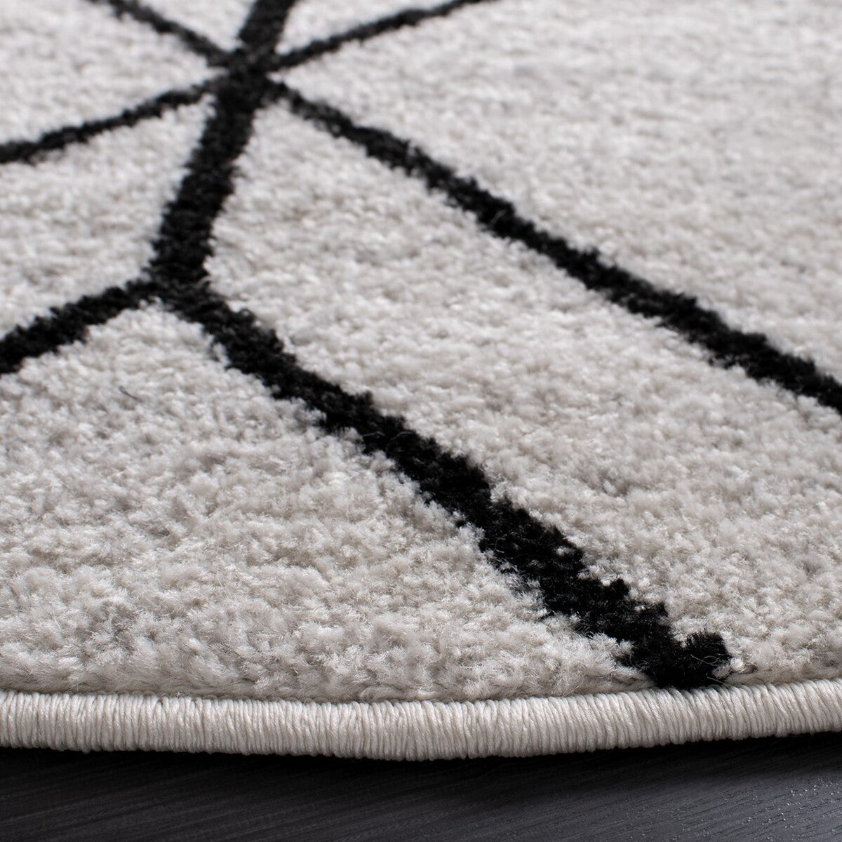 Stylish Adirondack Area Rug: Durable Blend of Polypropylene, Jute & Polyester