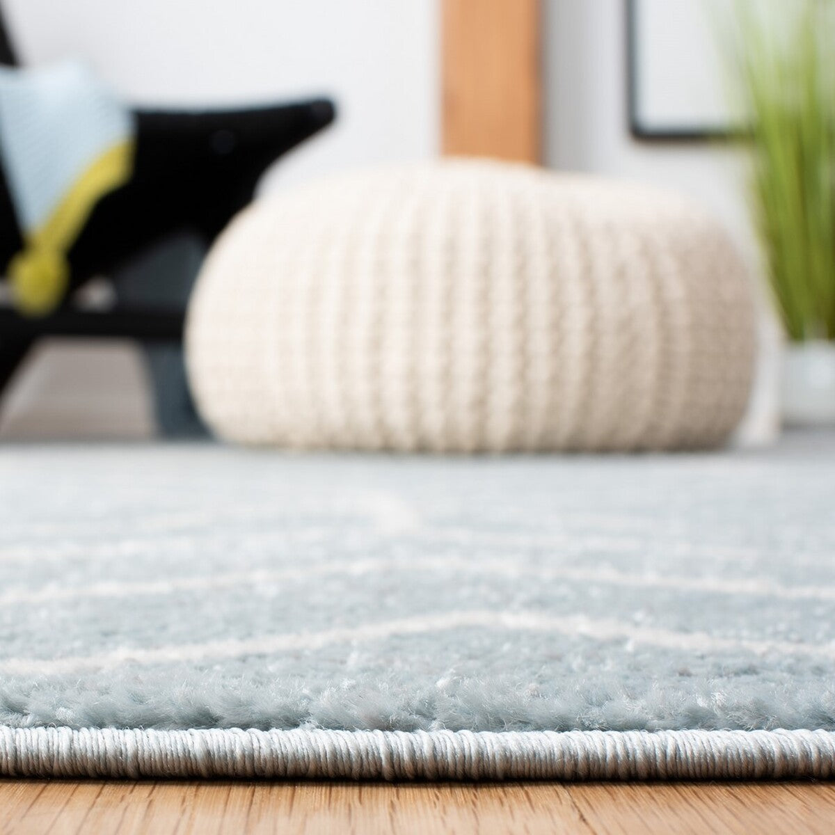 Stylish Adirondack Area Rug: Durable Blend of Polypropylene, Jute & Polyester