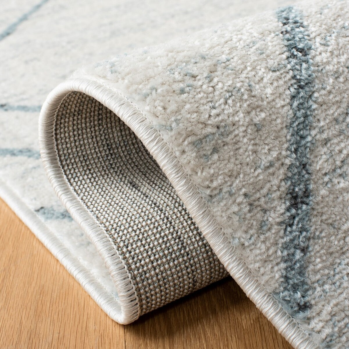 Stylish Adirondack Area Rug: Durable Blend of Polypropylene, Jute & Polyester