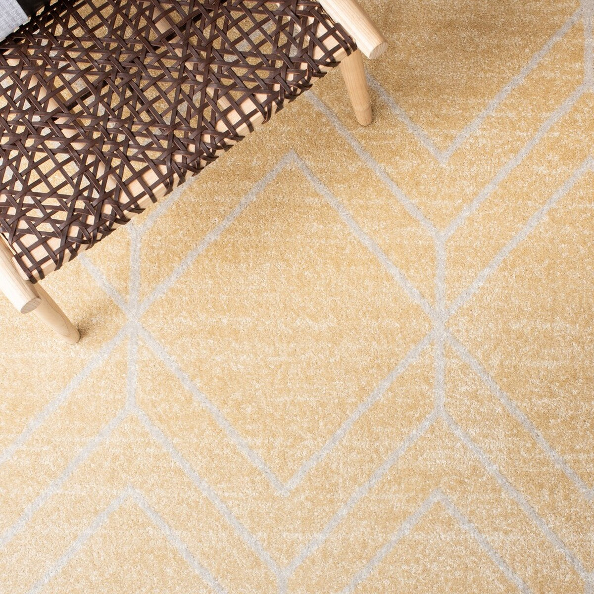 Stylish Adirondack Area Rug: Durable Blend of Polypropylene, Jute & Polyester