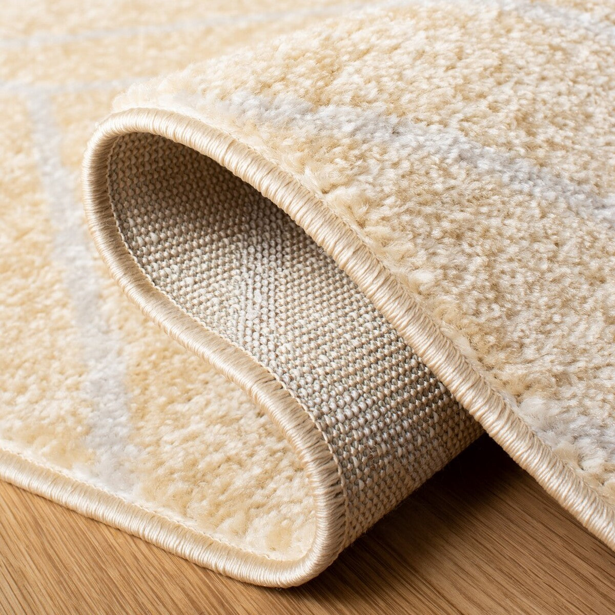 Stylish Adirondack Area Rug: Durable Blend of Polypropylene, Jute & Polyester