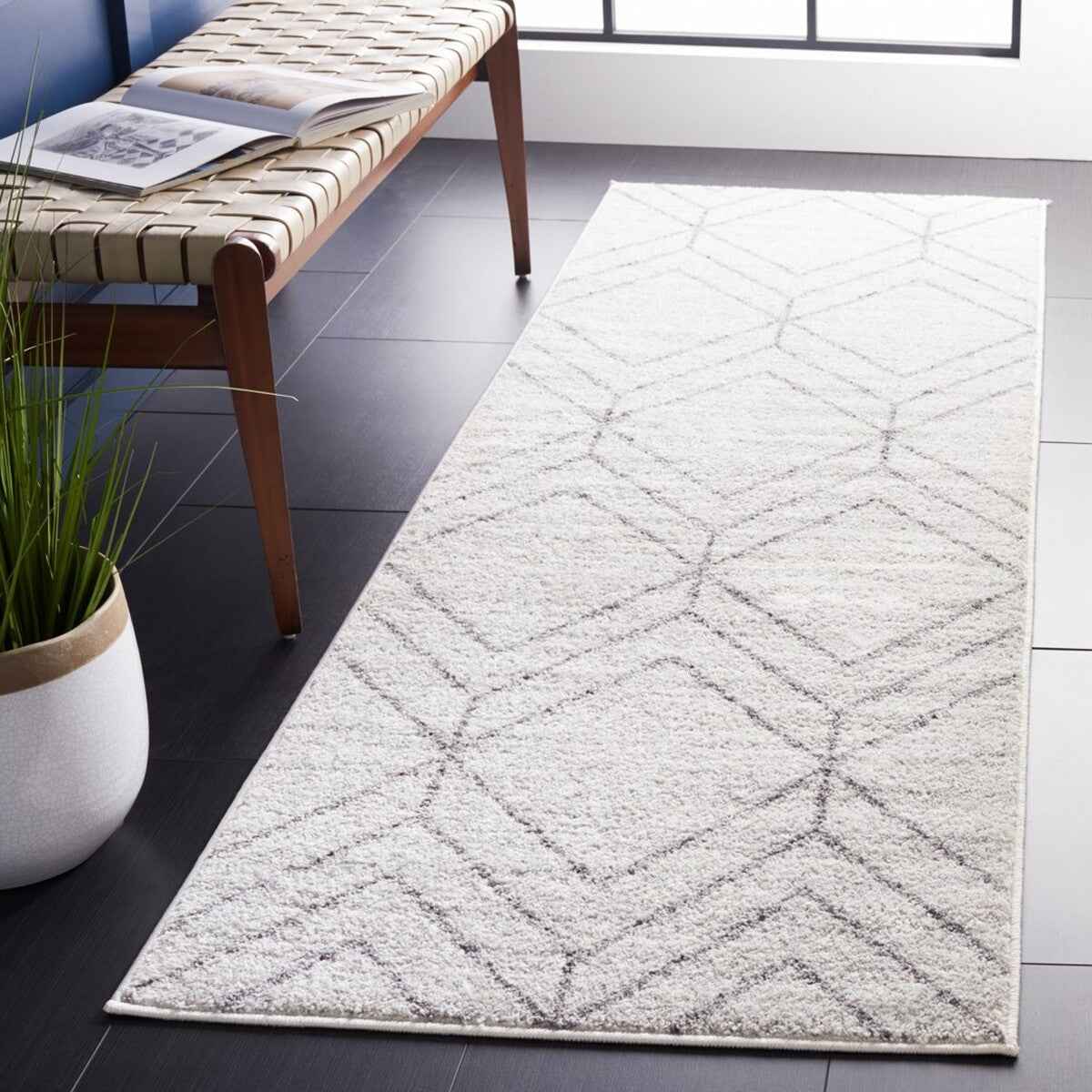 Stylish Adirondack Area Rug: Durable Blend of Polypropylene, Jute & Polyester
