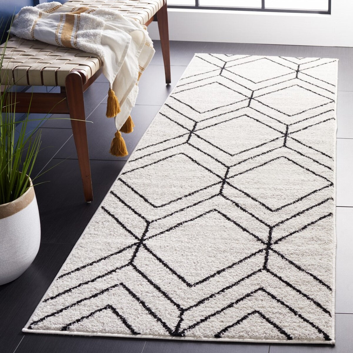 Stylish Adirondack Area Rug: Durable Blend of Polypropylene, Jute & Polyester