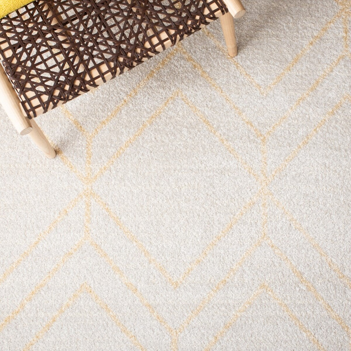 Stylish Adirondack Area Rug: Durable Blend of Polypropylene, Jute & Polyester