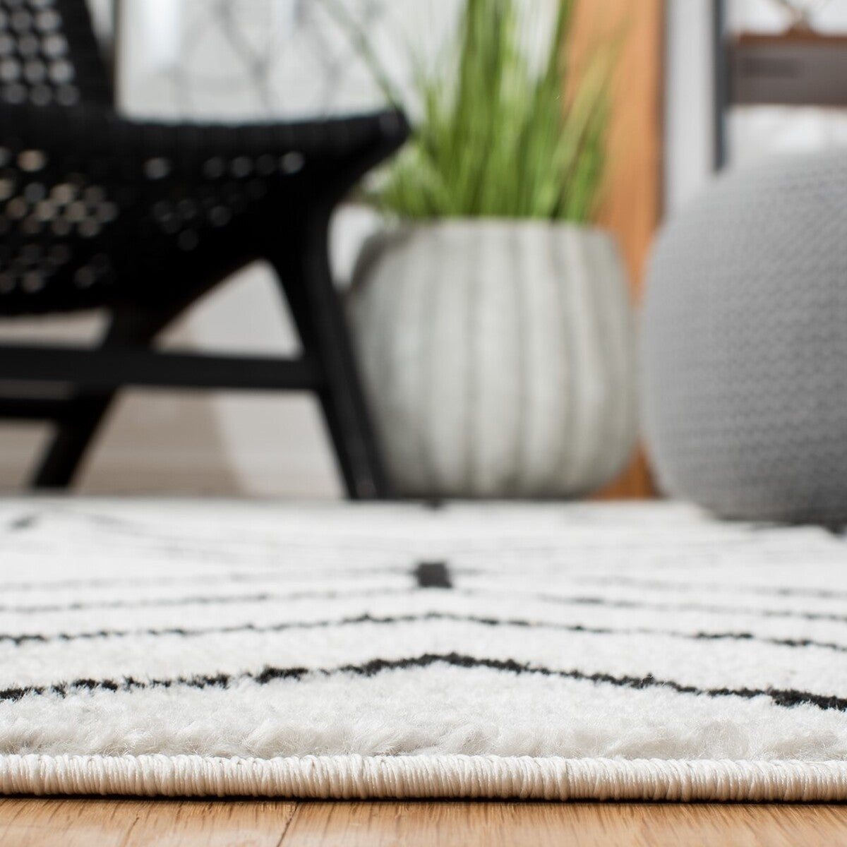 Stylish Adirondack Area Rug: Durable Blend of Polypropylene, Jute & Polyester