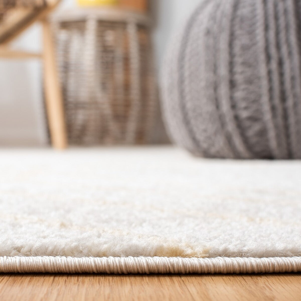 Stylish Adirondack Area Rug: Durable Blend of Polypropylene, Jute & Polyester
