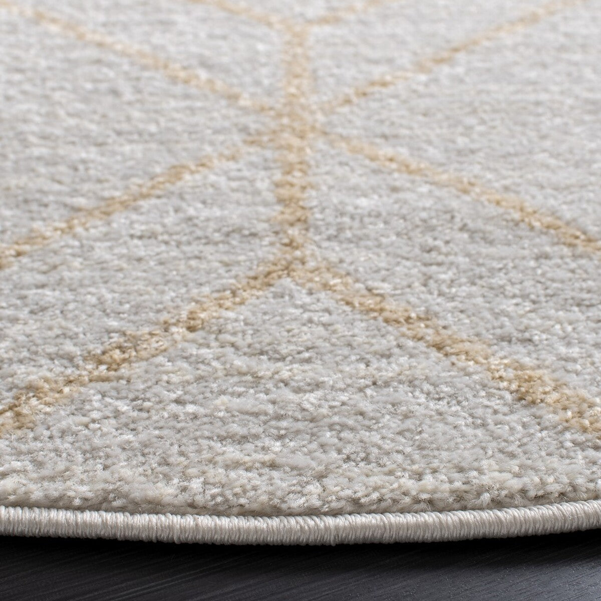 Stylish Adirondack Area Rug: Durable Blend of Polypropylene, Jute & Polyester