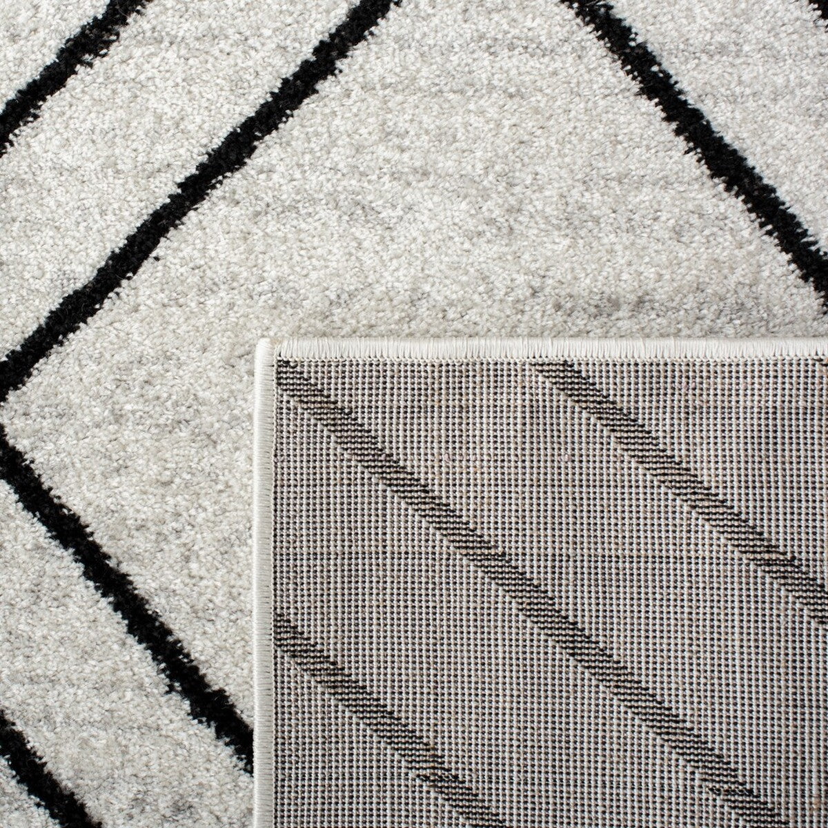 Stylish Adirondack Area Rug: Durable Blend of Polypropylene, Jute & Polyester