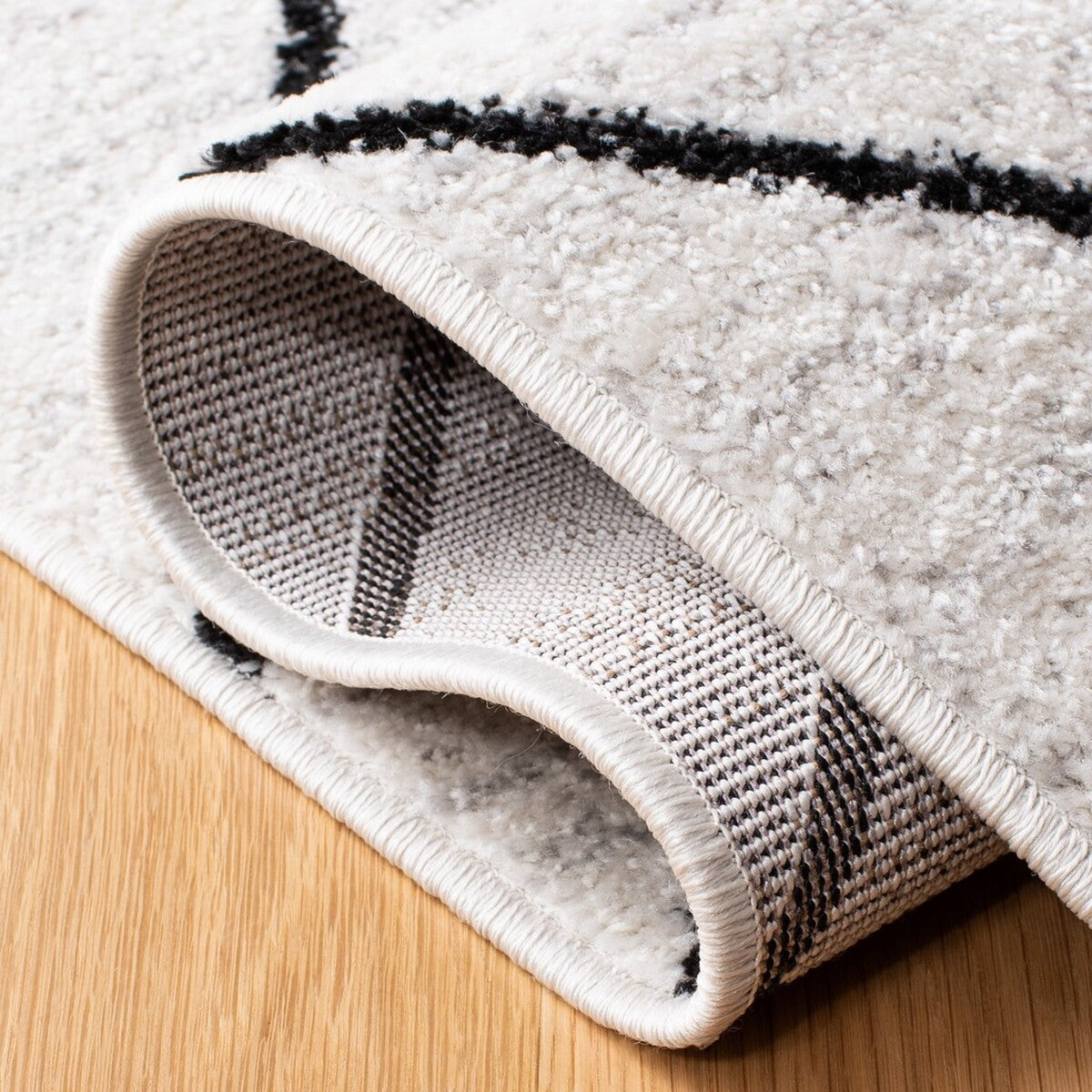 Stylish Adirondack Area Rug: Durable Blend of Polypropylene, Jute & Polyester