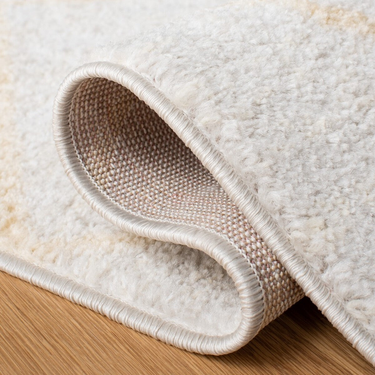 Stylish Adirondack Area Rug: Durable Blend of Polypropylene, Jute & Polyester