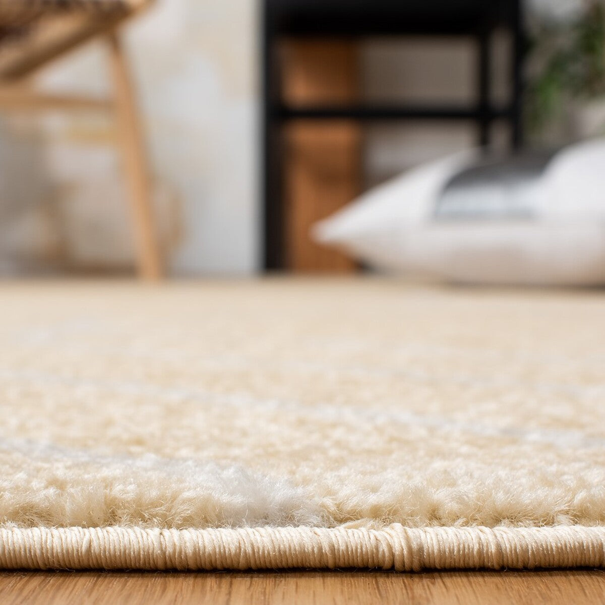 Stylish Adirondack Area Rug: Durable Blend of Polypropylene, Jute & Polyester