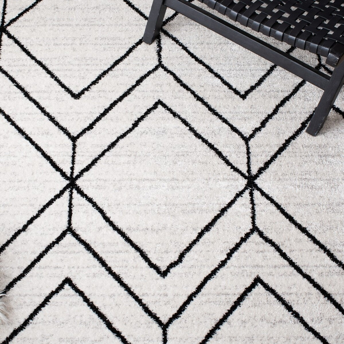 Stylish Adirondack Area Rug: Durable Blend of Polypropylene, Jute & Polyester