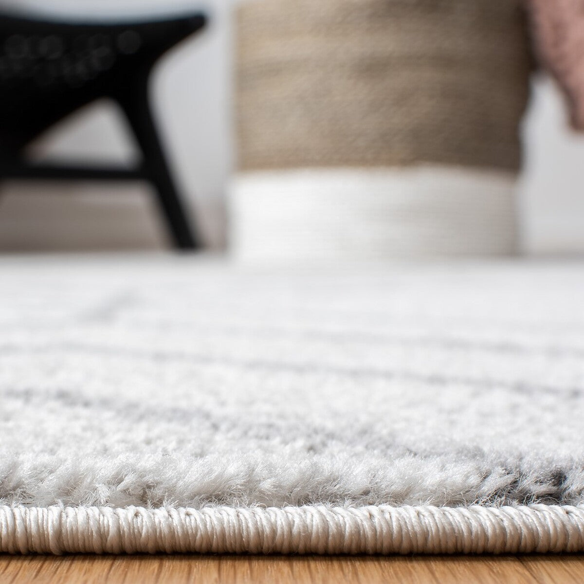 Stylish Adirondack Area Rug: Durable Blend of Polypropylene, Jute & Polyester